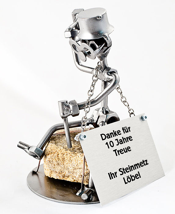 Ein Bildhauer der einen Stein mit Hammer und Meißel bearbeitet. Stahlmännchen sind tolle Geschenke zum verschenken. Dieser Künstler eignet sich gut für Bildhauer, Steinbildner oder Steinmetze die verschiedene Materialien wie Ton, Stein oder Gips zur Schraubenmännchen als Steinmetz + Bildhauer