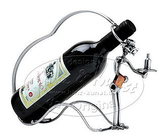Moderner Weinflaschenhalter mit Schraubenmann als Kellner  