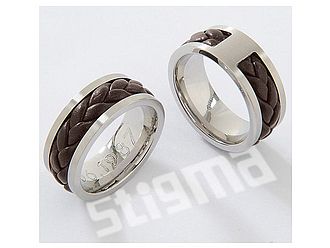 Hochfeiner Ring aus Edelstahl und echtem Leder 