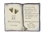 Buch aus Artelith mit aufmodellierten Motiven. Alle Motive sind fein ausgemalt. Sie zeigen einen klar abgegrenzten Kontrast ...... Artelithschild als Buch für Ehrungen und besondere Anlässe - Größe: 27x22 ...