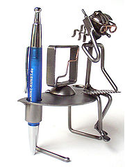 Eine tolle Dekoration für Ihr Büro oder als Geschenk, damit der Stift nicht verloren geht. Schraubenmännchen beim ...... Metallmann: Bürodeko Stiftehalter - Wired Line