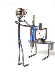Ein filigraner Stift Halter aus der Serie Wired Line, der Schraubenmännchen. Leicht und dezent ist dieses Metalldesign. ...... Metallmann: Computer- Crash Stifthalter - Wired Line