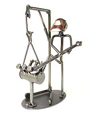 Aus der Schraubenmännchenserie Wired Line ein Automechaniker mit einem Motor. Eine originelle Geschenkidee zur bestandenen ...... Metallmann: Motortechniker - Wired Line