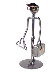 Ein Arzt aus der Wired Line Serie der Schraubenmännchen. . Ein Geschenk für die Praxis, zum Examen, zum Doktor, ...... Metallmann: Allgemeinarzt - Wired Line