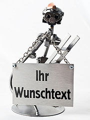 Schraubenm&auml;nnchen Feuerwehrmann beim L&ouml;schen auf der Drehleiter 
