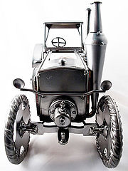 Traktor als Weinflaschenhalter