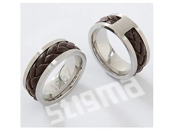 Hochfeiner Ring aus Edelstahl und echtem Leder