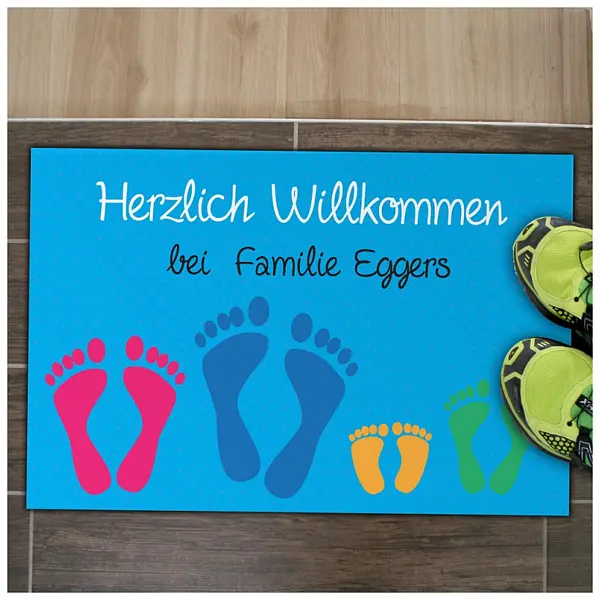 Fußmatte für Familie mit Füße und individuellem Wunschtext in blau 