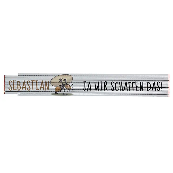 Zollstock mit Name und Spruch „Wir schaffen das!“