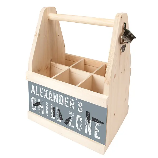 Der praktische günstig Kaufen-Beer Caddy mit Name - Chill Zone. Beer Caddy mit Name - Chill Zone <![CDATA[Beer Caddy mit Name - ein Muss für alle Gartenfreunde Ob für ein gemütliches Wochenende im Schrebergarten oder bei einer Grillparty mit Freunden - der praktische Beer Caddy ist