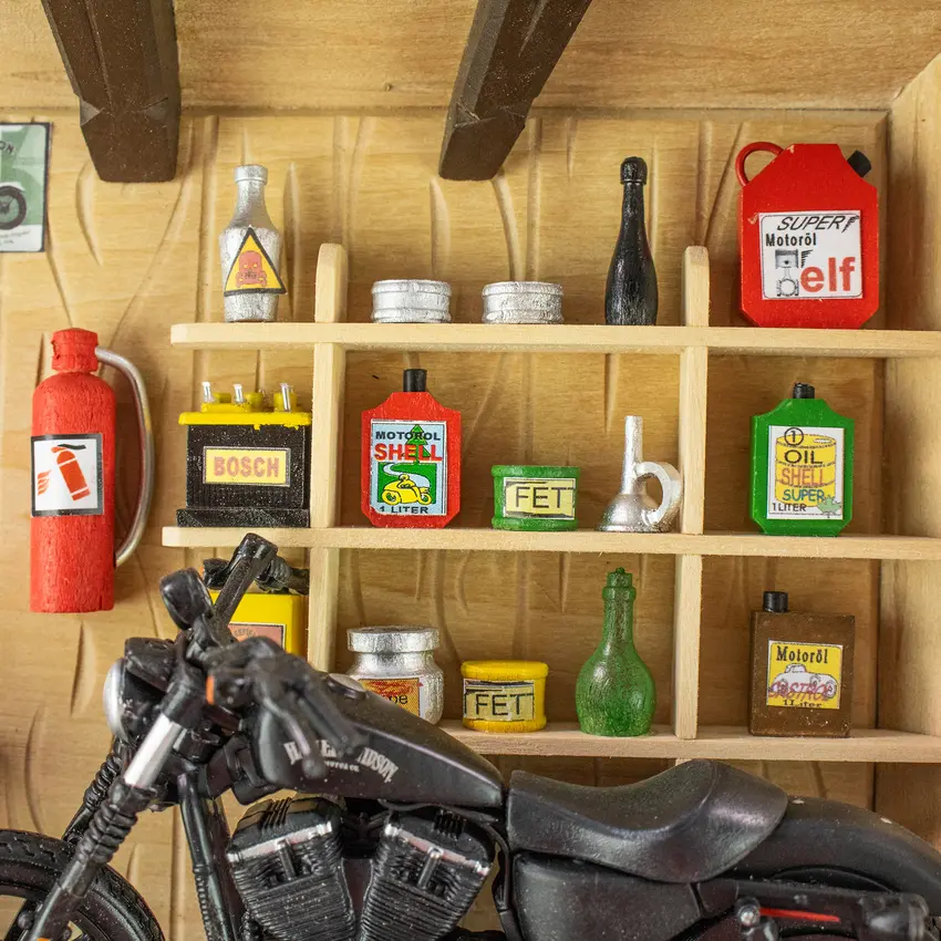 Wandbild aus Holz in 3D-Optik - Motorradwerkstatt