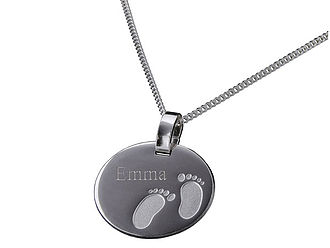 Kinderkette mit Anhänger, Gravur und Füßen Kinderkette mit Anhänger, Gravur und Füßen