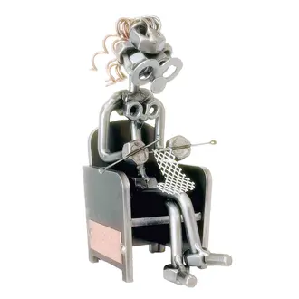 Metallfrau Lady beim Stricken