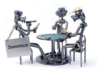 Schraubenmännchen Pokerrunde mit Schild Schraubenmännchen Pokerrunde mit Schild