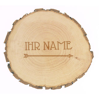 Holzrindenschild mit Namen und Pfeil Holzrindenschild mit Namen und Pfeil