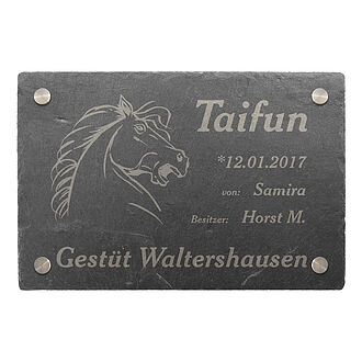 Schild für Pferdebox aus Schiefer mit Lasergravur mit Abstandshalter Schild für Pferdebox aus Schiefer mit Lasergravur mit Abstandshalter