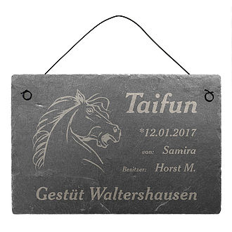 Schild für Pferdebox aus Schiefer mit Lasergravur mit schwarzem Draht Schild für Pferdebox aus Schiefer mit Lasergravur mit schwarzem Draht