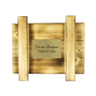 Holzbox mit goldfarbigem Schild