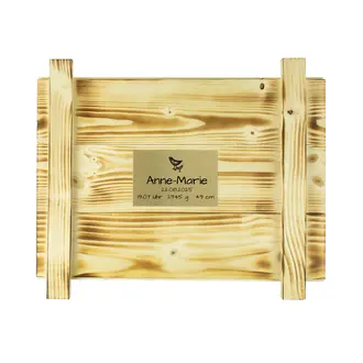 Holzbox mit goldfarbigem Schild