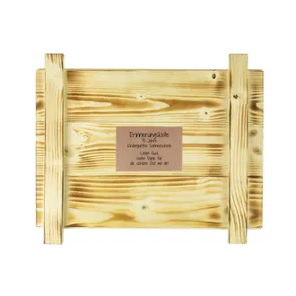 Geschenkverpackung aus geflammten Holz mit rosefarbenem Schild