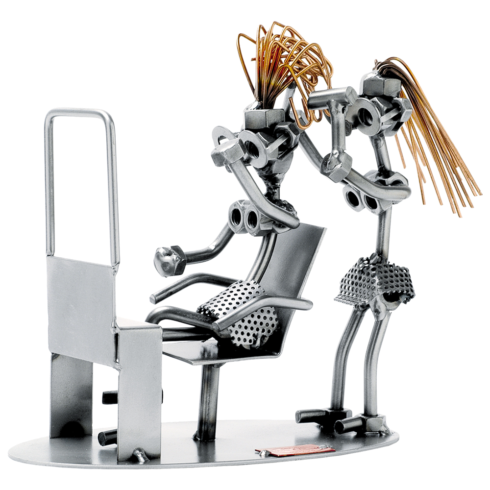 Auf Uns günstig Kaufen-Schraubenmännchen Friseur mit Kunde. Schraubenmännchen Friseur mit Kunde <![CDATA[Geben Sie einen Wunschtext an, wird das Schraubenmännchen gegen Aufpreis mit einem kleinen Schild mit Kette geliefert. Auf dem Schild ist Platz für eine persönlich
