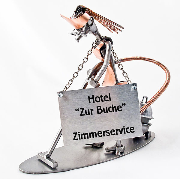 Auf Uns günstig Kaufen-Schraubenmännchen Zimmermädchen. Schraubenmännchen Zimmermädchen <![CDATA[Geben Sie einen Wunschtext an, wird das Schraubenmännchen gegen Aufpreis mit einem kleinen Schild mit Kette geliefert. Auf dem Schild ist Platz für eine persönli