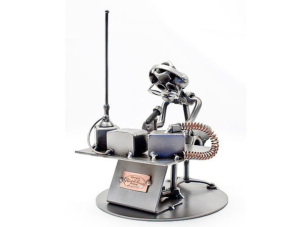Auf Uns günstig Kaufen-Schraubenmännchen Funkamateur. Schraubenmännchen Funkamateur <![CDATA[Geben Sie einen Wunschtext an, wird das Schraubenmännchen gegen Aufpreis mit einem kleinen Schild mit Kette geliefert. Auf dem Schild ist Platz für eine persönliche Botschaft,