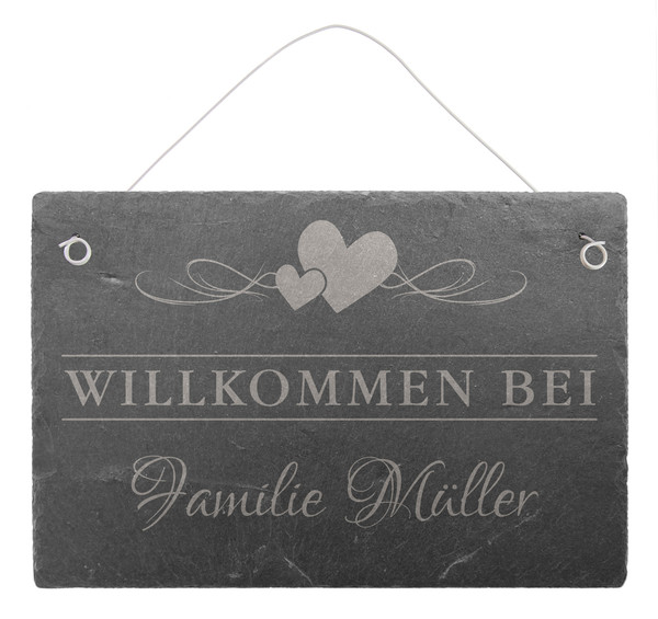 Vintage günstig Kaufen-Willkommensschild aus Schiefer mit Familiennamen 30 x 20 cm - Design Love. Willkommensschild aus Schiefer mit Familiennamen 30 x 20 cm - Design Love <![CDATA[Türschild aus Schiefer im Design Vintage&nbsp;Material: Schiefer + LasergravurGröße: 300 x 200 mm
