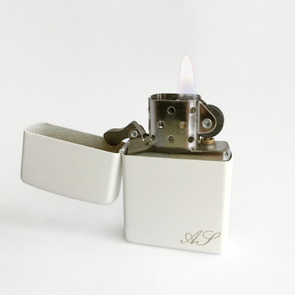 Der kleine günstig Kaufen-Feuerzeug ZIPPO weiß mit Gravur. Feuerzeug ZIPPO weiß mit Gravur <![CDATA[Für das Verstauen des Feuerzeuges gibt es ein kleines Lederetui. Dieses  ist mit dem Zippo-Logo bedruckt. Der Name "Zippo" steht für " Made in  USA".&n