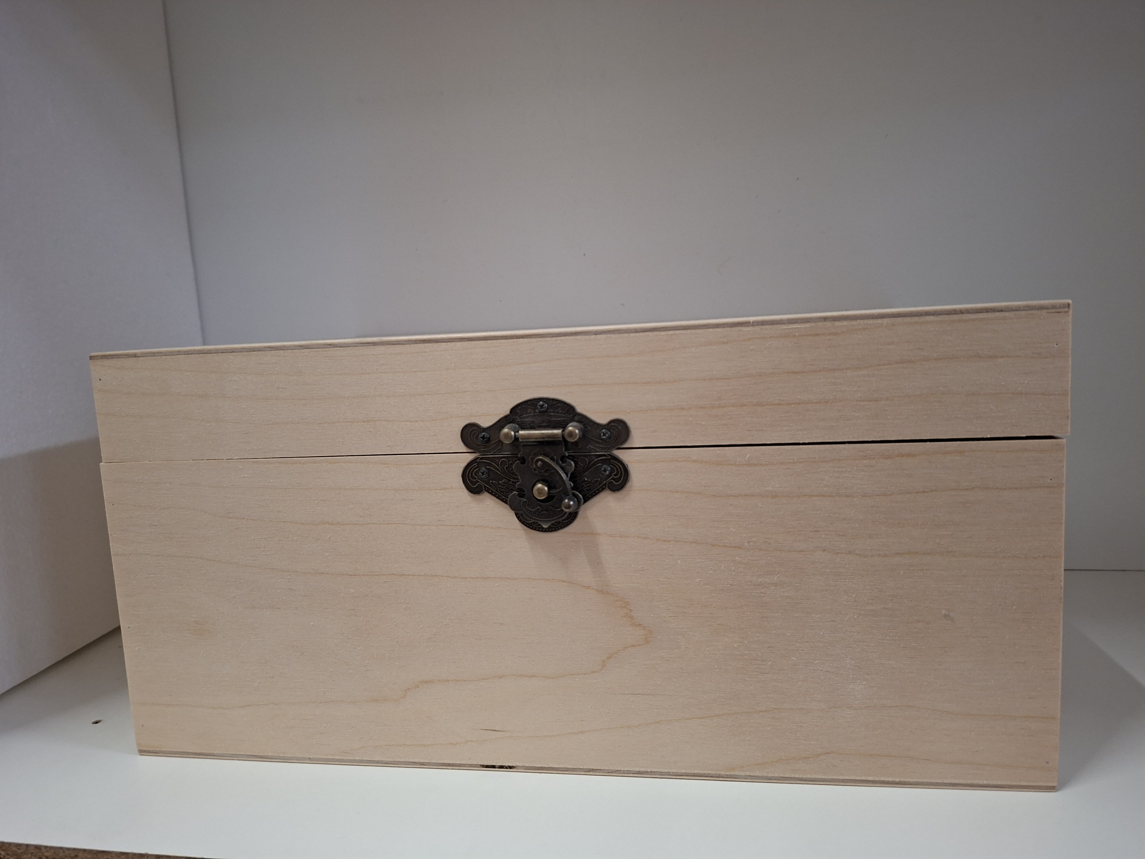 Holzkiste mit Klappdeckel