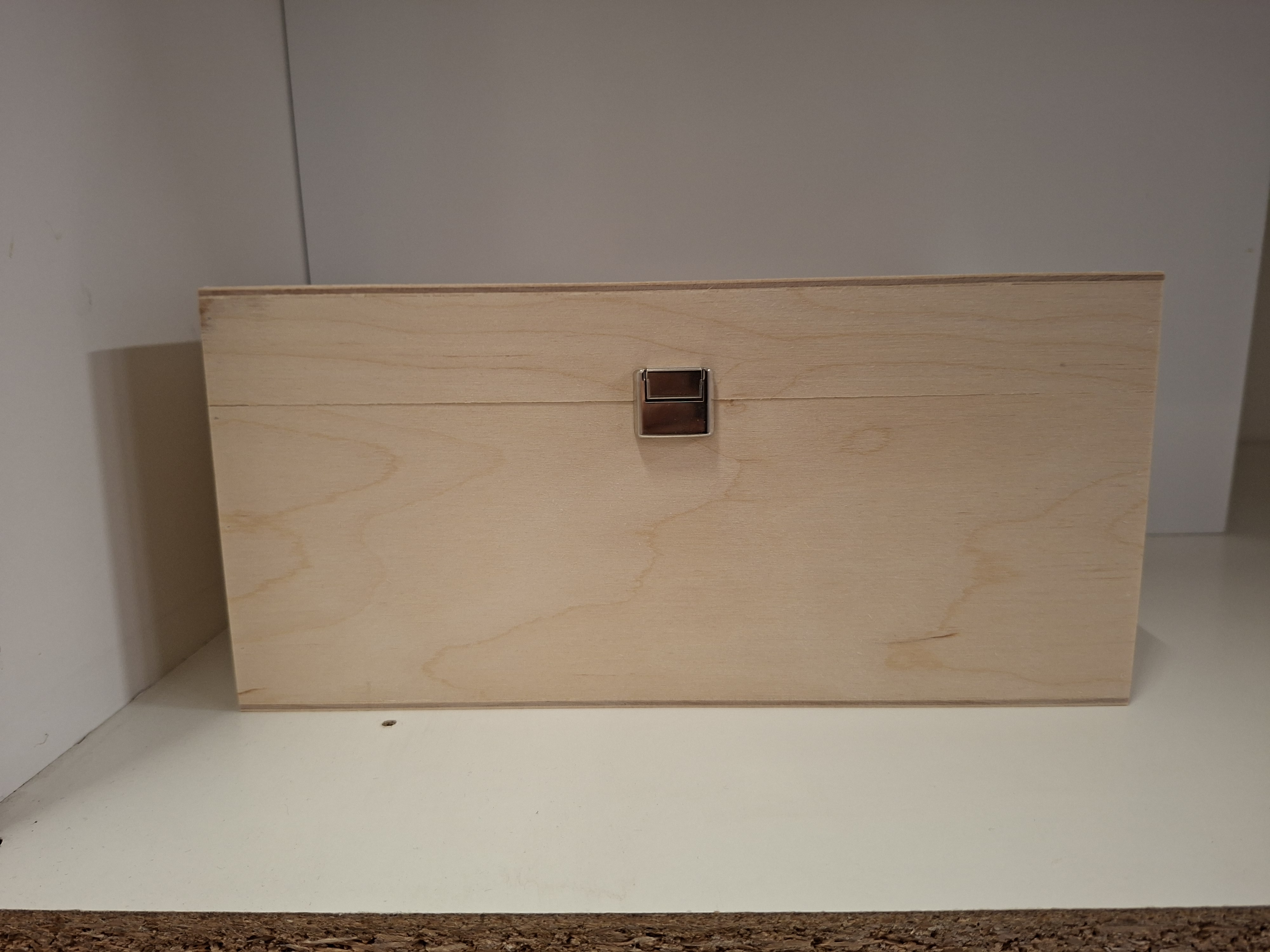 Holzkiste mit Klappdeckel
