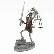 Metallfrau Justitia