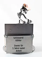 Schraubenmännchen Schlosser mit Schild