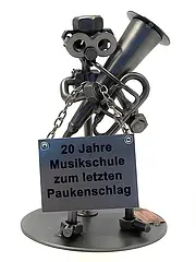 Schraubenmännchen Tuba Spieler mit Schild