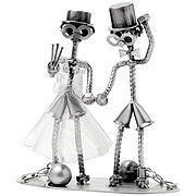 Verheiratet und angekettet Wenn zwei Menschen heiraten wird das von Manchen als Gefangennahme interpretiert. So auch hier: Braut und Bräutigam aus der Serie der Metallfiguren von Hinz und Kunst ... Hochzeitsgeschenk zwei Schraubenmännchen als Brautpaar