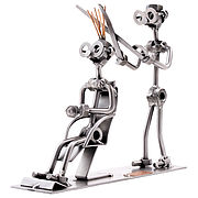 Metallfiguren Berufe - Frisör mit einem Kunden beim Haare schneiden Eine witzige Geschenkidee für einen Mitarbeiter in einem Friseursalon. Schraubenmännchen, die Berufe darstellen, eignen sich als ... Schraubenmännchen Friseur