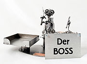 Schraubenmännchen als Deko, Zettelspender und Stiftehalter Das ist ein telefonierender Büroangestellter, der ganz lässig in seinem Stuhl sitzt. Als praktische Funktion hat das Schraubenmännchen ... Schraubenmännchen fürs Büro - Stift- und Papierhalter