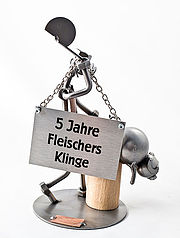 Metzger oder Schlachter mit einem Schwein auf dem Schlachtbock Das ist das ideale Schraubenmännchen für jemanden, der in einer Metzgerei oder auf dem Schlachthof arbeitet. Optional liefern wir das ... Schraubenmännchen Metzger oder Schlachter
