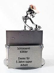 Schlosser oder Schmied Für Menschen in einem Beruf im Metallhandwerk bieten wir hier das richtige Geschenk. Das Schraubenmännchen stellt einen Kunstschlosser, Bauschlosser oder KFZ- Schlosser dar. ... Schraubenmännchen Schlosser