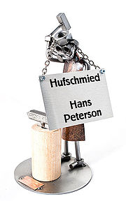 Geschenkidee für Schmied Schenken Sie einen Schmied als Schraubenmännchen, welches ein Eisen in Form bringt. Optional liefern wir das Schraubenmännchen mit einem angehängten Schild, auf dem Ihr ... Schraubenmännchen Schmied