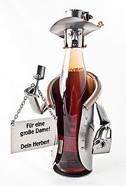 Edler Weinständer Weinflaschenhalter gibt es in vielen unterschiedlichen originellen Formen. Dieses Modell hier zeigt eine "große Dame" und ist für eine Weinkennerin eine witzige ... Weinflaschenhalter mit Motiv - Grande Dame -