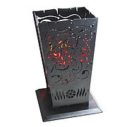 Der Flammenturm im Design Stripes ist ein Blickfang für Garten, Hof oder Terasse und lässt Ihr Feuer in einem ganz anderen Licht erstrahlen. Der Flammenturm wird aus Stahlblech gefertigt und mit ... Feuerkorb "Flammenturm" Design Stripes