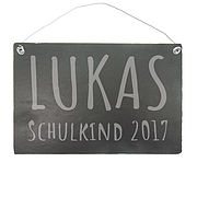 Geschenkidee zum Schulanfang - das Schild gravieren wir mit Ihrem Wunschtext und einem Symbol Ihrer Wahl - die Produktbeispiele "Hurra, ich bin ein Schulkind", "Schulkind+ Name" ... Personalisiertes Dekoschild aus Schiefer zum Schulanfang