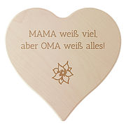 Schneidebrett mit Gravur als Geschenkidee für die Oma - das Holzherz ist ein ganz persönliches Geschenk verbunden mit einem praktischen Verwendungszweck. Geben Sie einfach Ihren persönlichen ... Geschenk für die beste Oma der Welt oder eigenem Wunschtext Größe: 24 cm