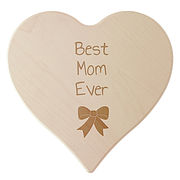 Geschenk für die Mama - Holzschild in der Größe 24x24x1, 4 cm Individualisieren Sie ein ganz persönliches Schneidebrett mit Ihrem Wunschtext, Namen oder Symbol. Das Schneidebrett "Beste Mama der ... Geschenk für die Mama - Schneidebrett mit Wunschtext und Symbol Größe: 24 cm