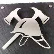 Geschenk für Feuerwehrleute - Edelstahl auf Schiefer – mit Helm und Axt 