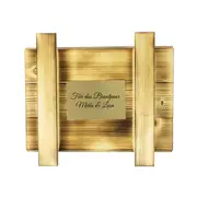Holzbox mit goldfarbigem Schild