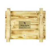 Holzbox mit goldfarbigem Schild