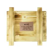 Geschenkverpackung aus geflammten Holz mit rosefarbenem Schild
