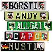 Kennzeichen im deutschen Format mit Ihrem Wunschtext und mit dem Wappen Ihres Bundeslandes, der Deutschlandfahne oder auch mit einem geprägten Symbol versehen. Das Schild wird im Prägeverfahren ... Kennzeichen mit Ihrem Landeswappen oder Deutschlandfahne